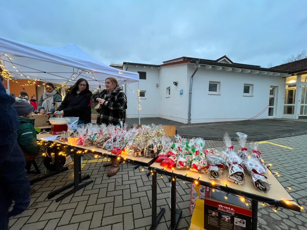 Weihnachtsmarkt der OGS und der Kita Om Berg